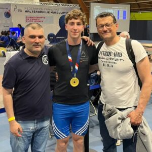 Kyliann Bettiol du CH Ansois champion de France Jeune 2026 avec son entraineur Ghislain Dupuy et le CTR David Chabroud