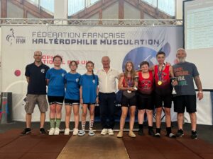 Les athlètes et coachs de Anse et Oyonnax avec le président de la FFHM